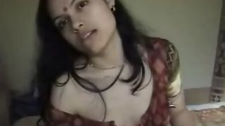 Indian married wooman showing her sexy boobs