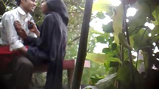 Indian college lover in public park fucking in a park mms